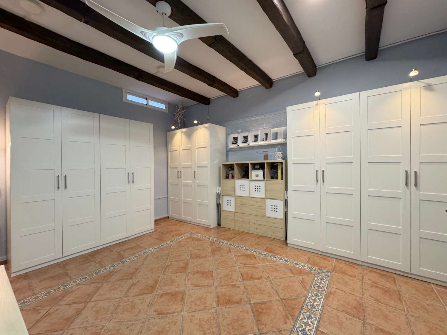 Impecable chalet adosado con gran terraza, sótano, 2 plazas de garaje y 2 piscinas comunitarias.