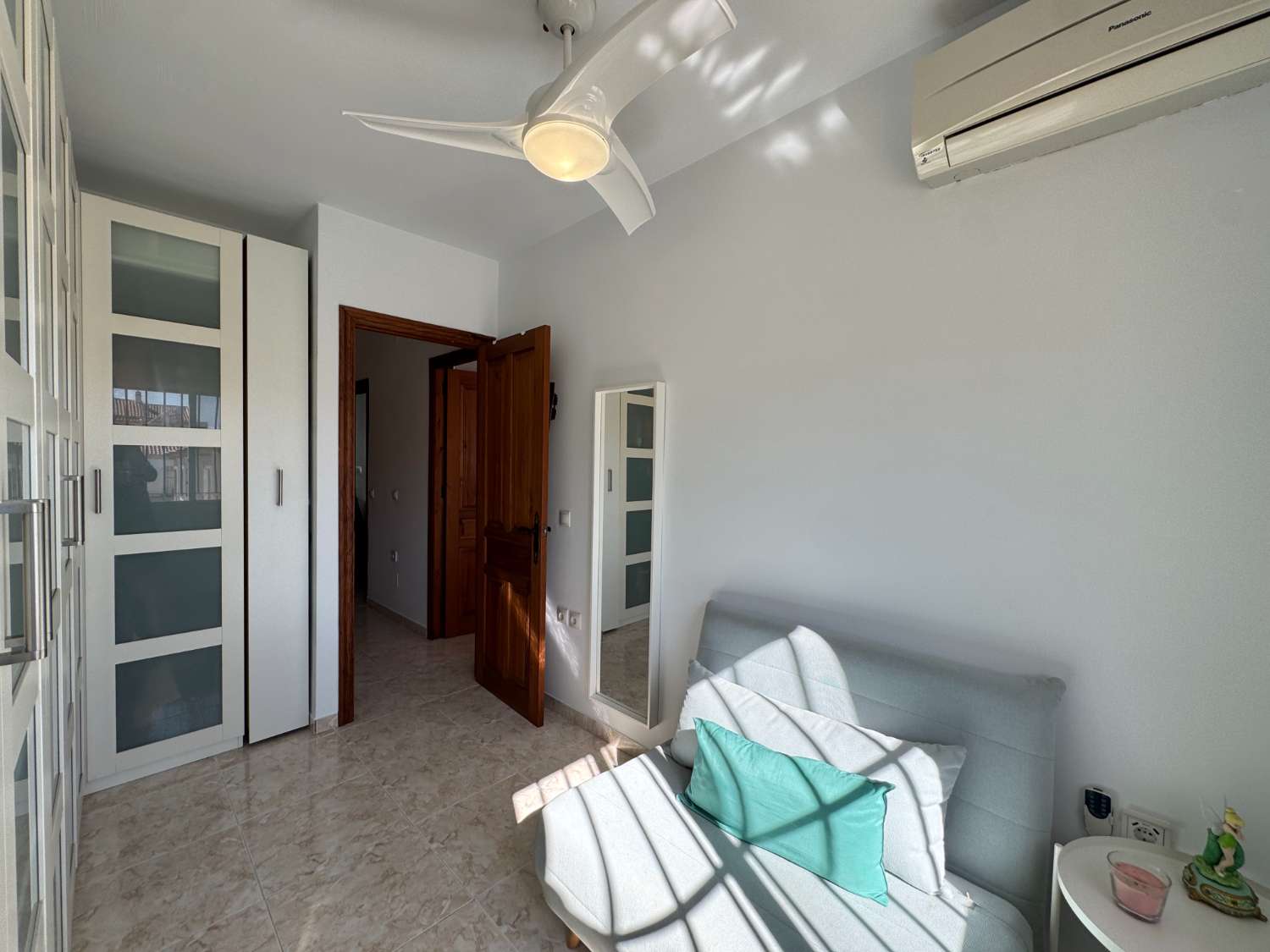 Impecable chalet adosado con gran terraza, sótano, 2 plazas de garaje y 2 piscinas comunitarias.