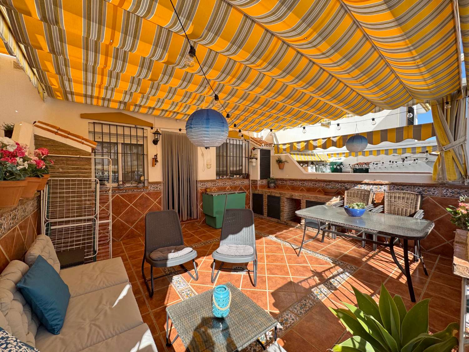 Impecable chalet adosado con gran terraza, sótano, 2 plazas de garaje y 2 piscinas comunitarias.