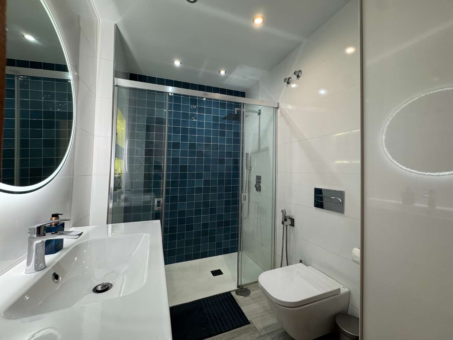 Impecable chalet adosado con gran terraza, sótano, 2 plazas de garaje y 2 piscinas comunitarias.