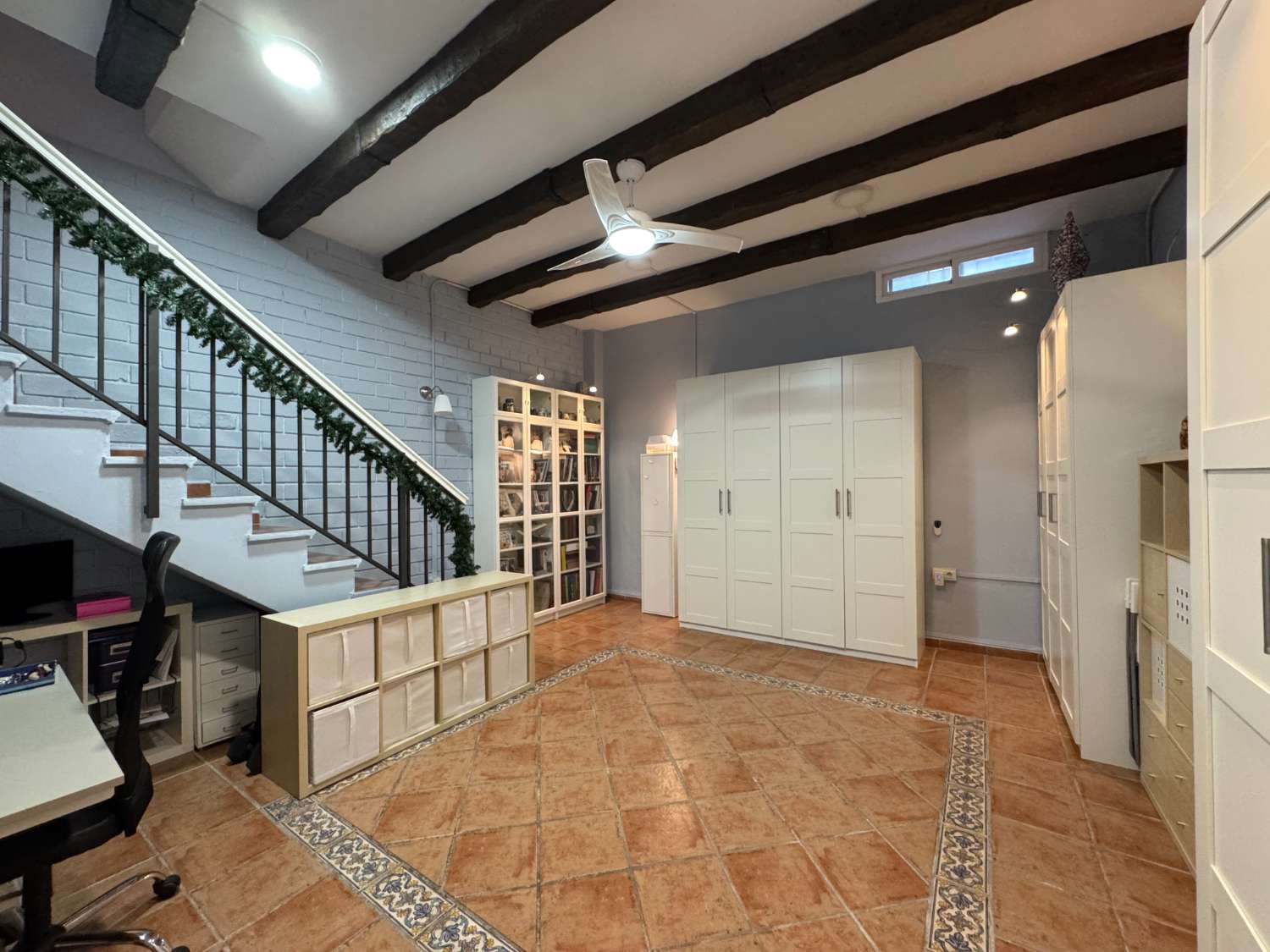 Impecable chalet adosado con gran terraza, sótano, 2 plazas de garaje y 2 piscinas comunitarias.