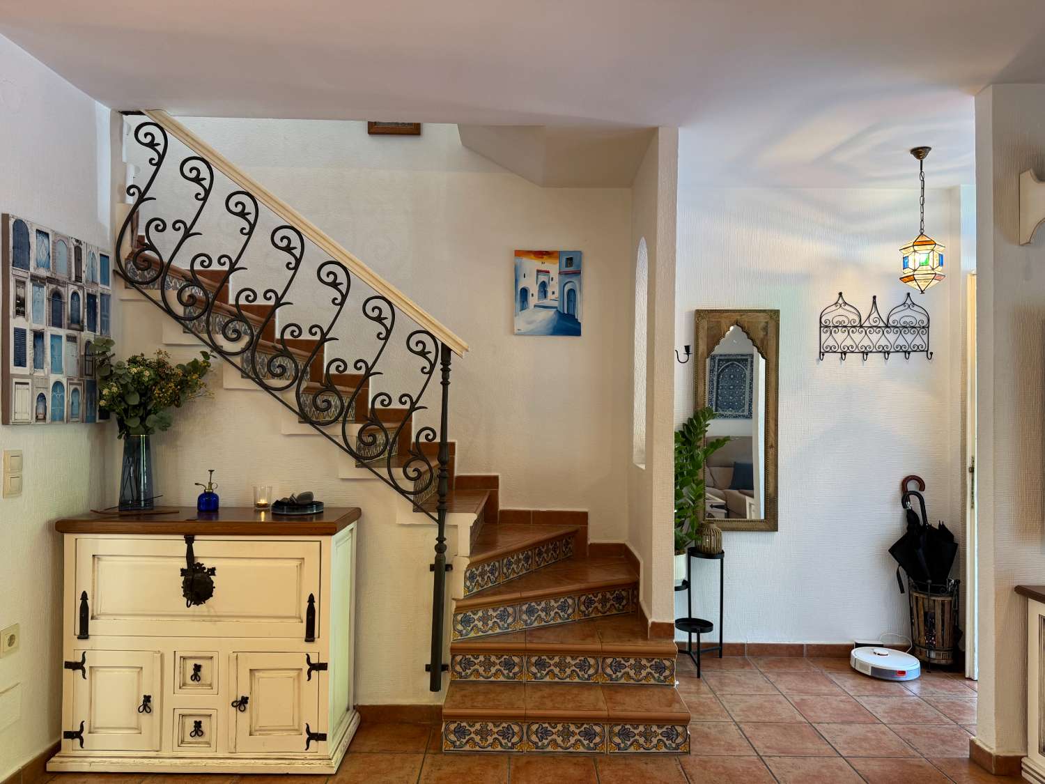 Impecable chalet adosado con gran terraza, sótano, 2 plazas de garaje y 2 piscinas comunitarias.