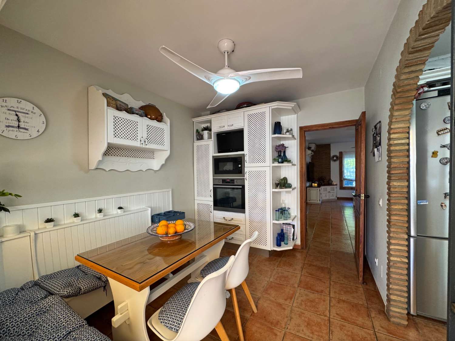 Impecable chalet adosado con gran terraza, sótano, 2 plazas de garaje y 2 piscinas comunitarias.