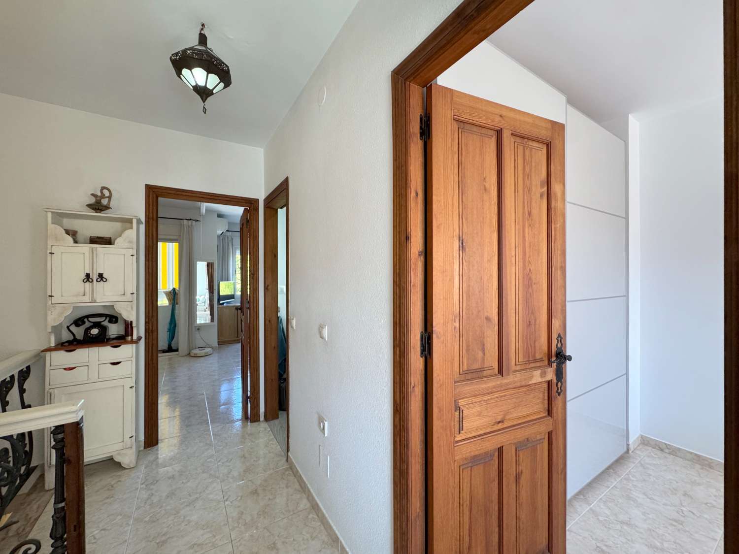 Impecable chalet adosado con gran terraza, sótano, 2 plazas de garaje y 2 piscinas comunitarias.