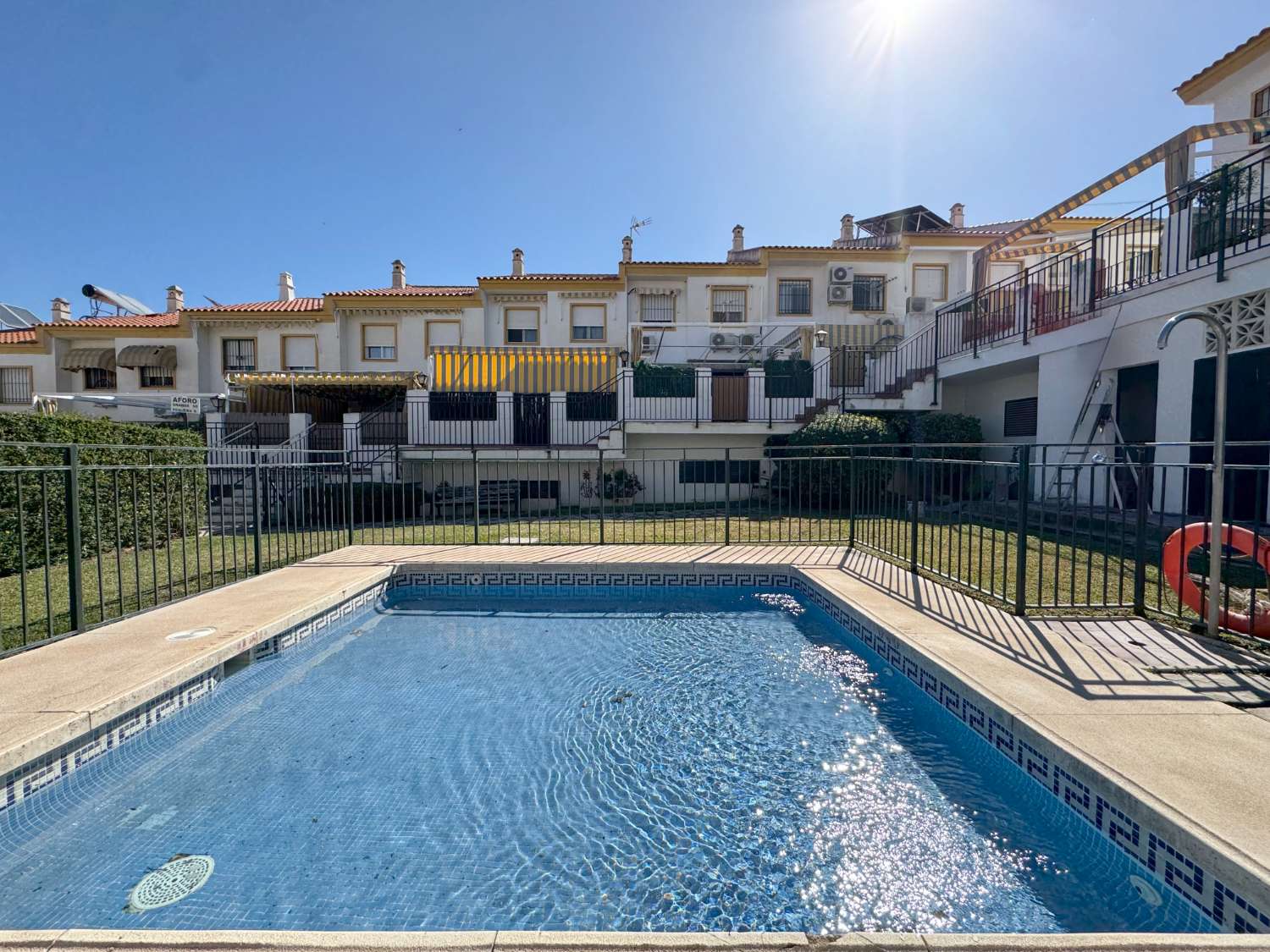 Impecable chalet adosado con gran terraza, sótano, 2 plazas de garaje y 2 piscinas comunitarias.