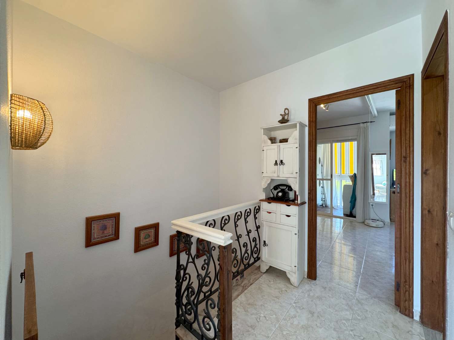 Impecable chalet adosado con gran terraza, sótano, 2 plazas de garaje y 2 piscinas comunitarias.