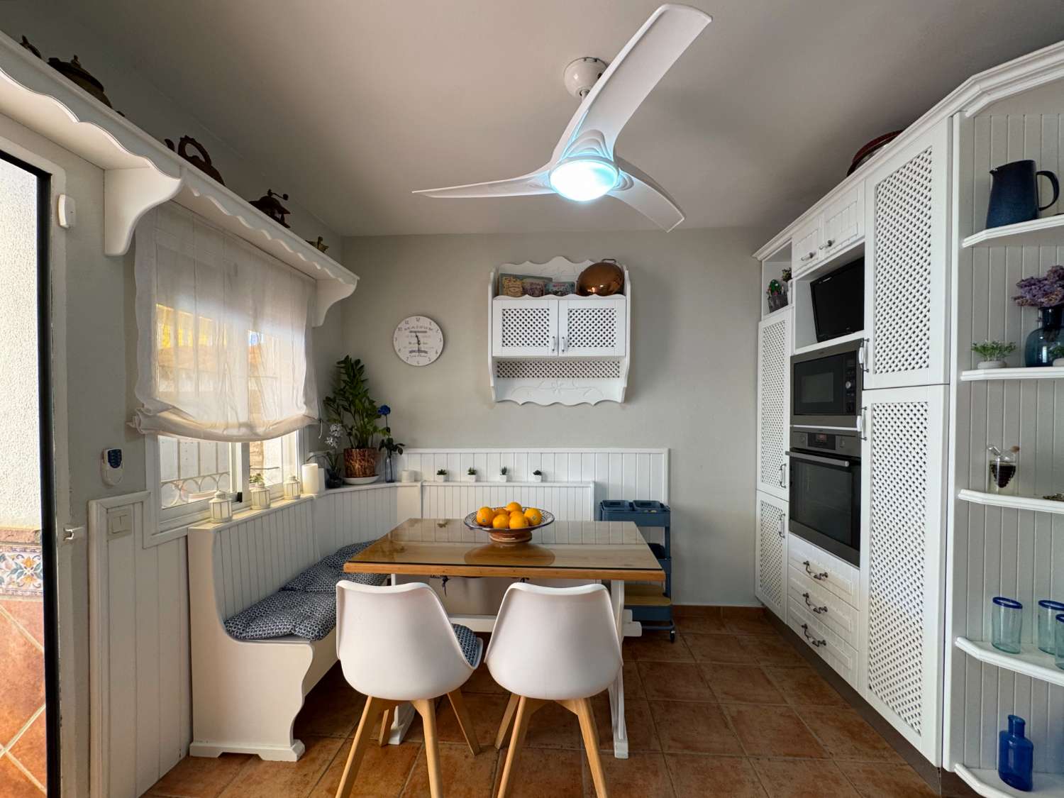 Impecable chalet adosado con gran terraza, sótano, 2 plazas de garaje y 2 piscinas comunitarias.