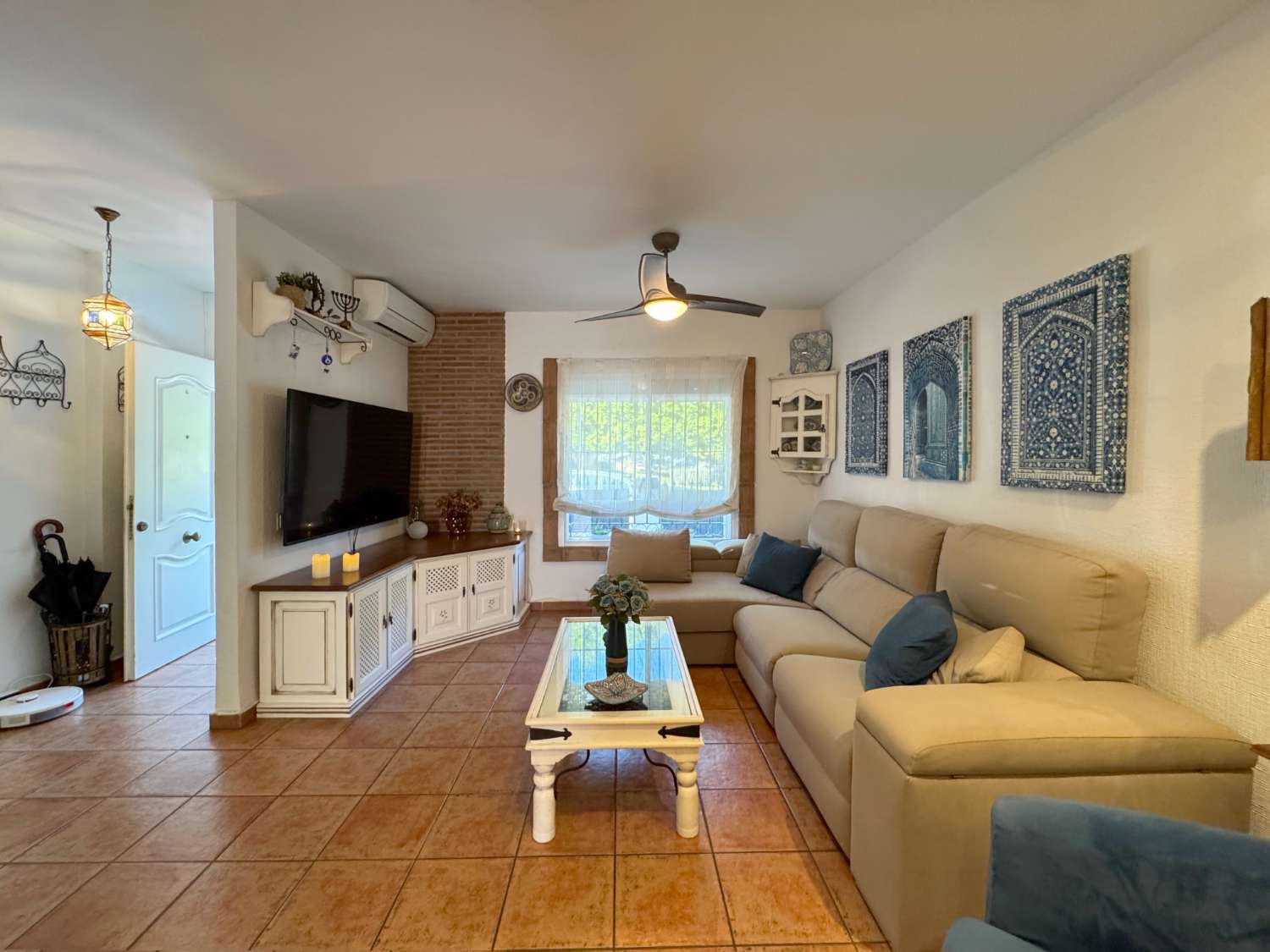 Impecable chalet adosado con gran terraza, sótano, 2 plazas de garaje y 2 piscinas comunitarias.