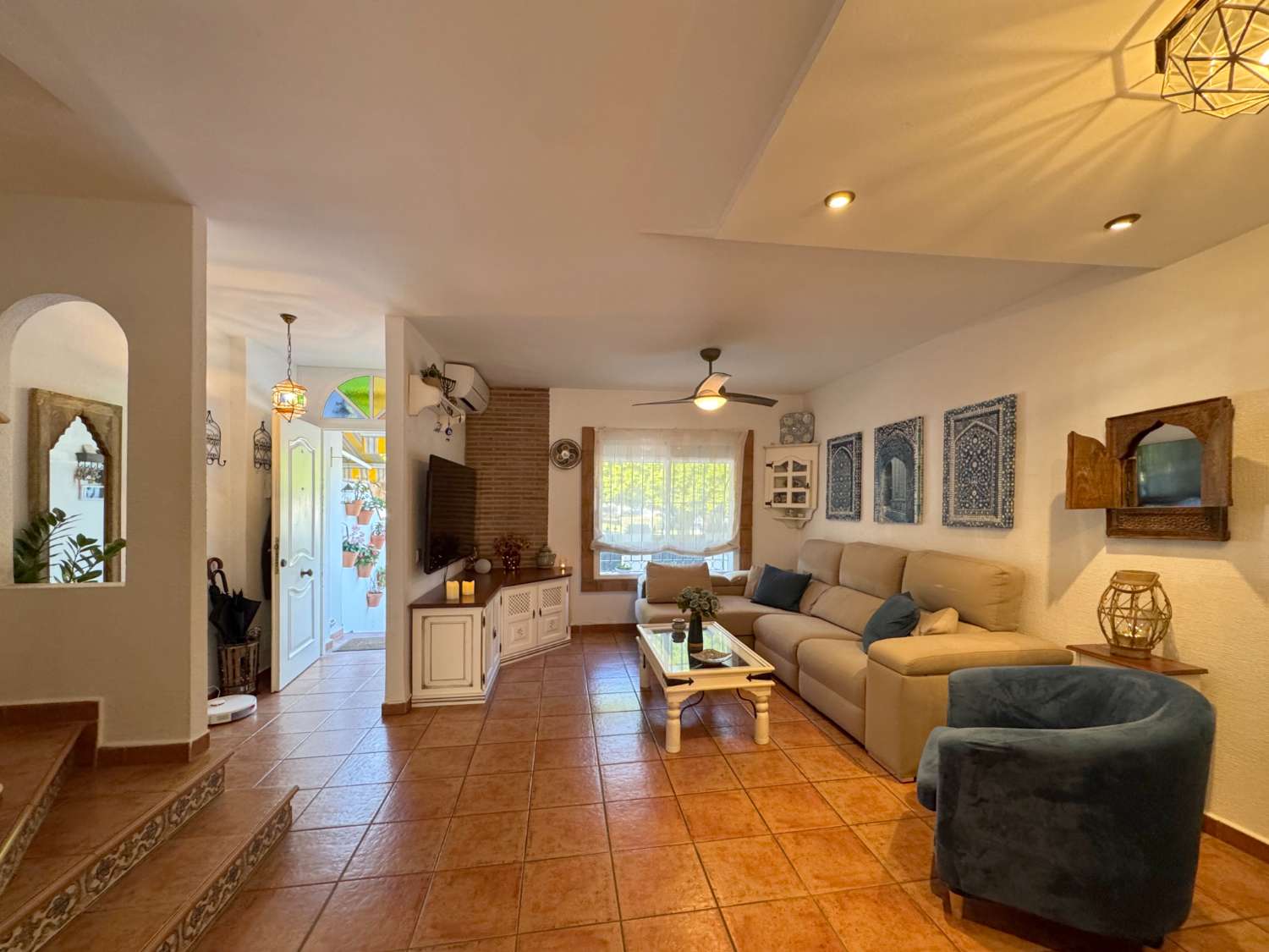 Impecable chalet adosado con gran terraza, sótano, 2 plazas de garaje y 2 piscinas comunitarias.