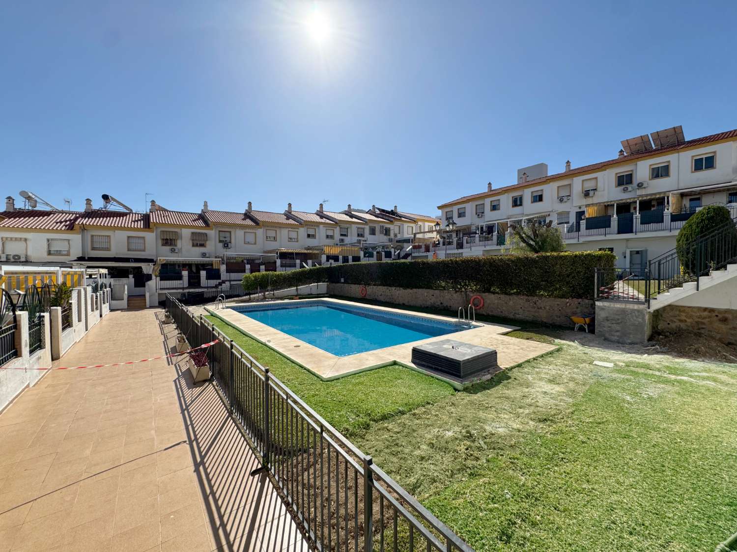 Impecable chalet adosado con gran terraza, sótano, 2 plazas de garaje y 2 piscinas comunitarias.