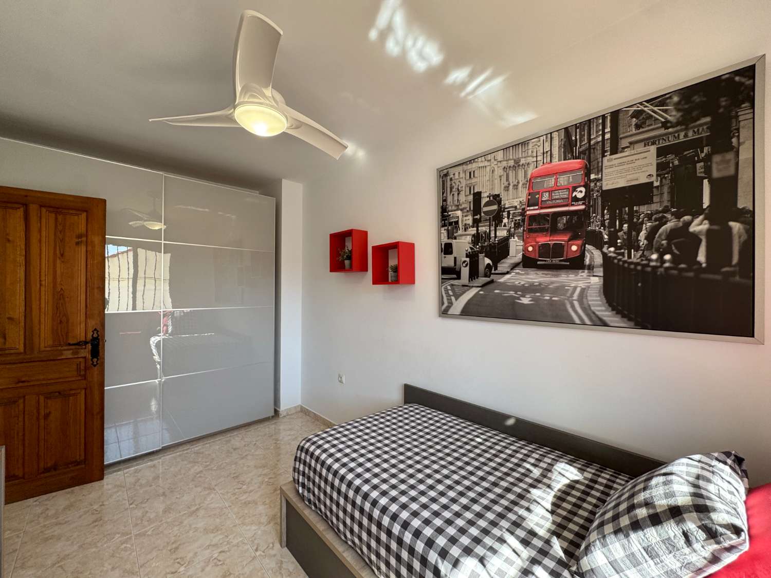 Impecable chalet adosado con gran terraza, sótano, 2 plazas de garaje y 2 piscinas comunitarias.