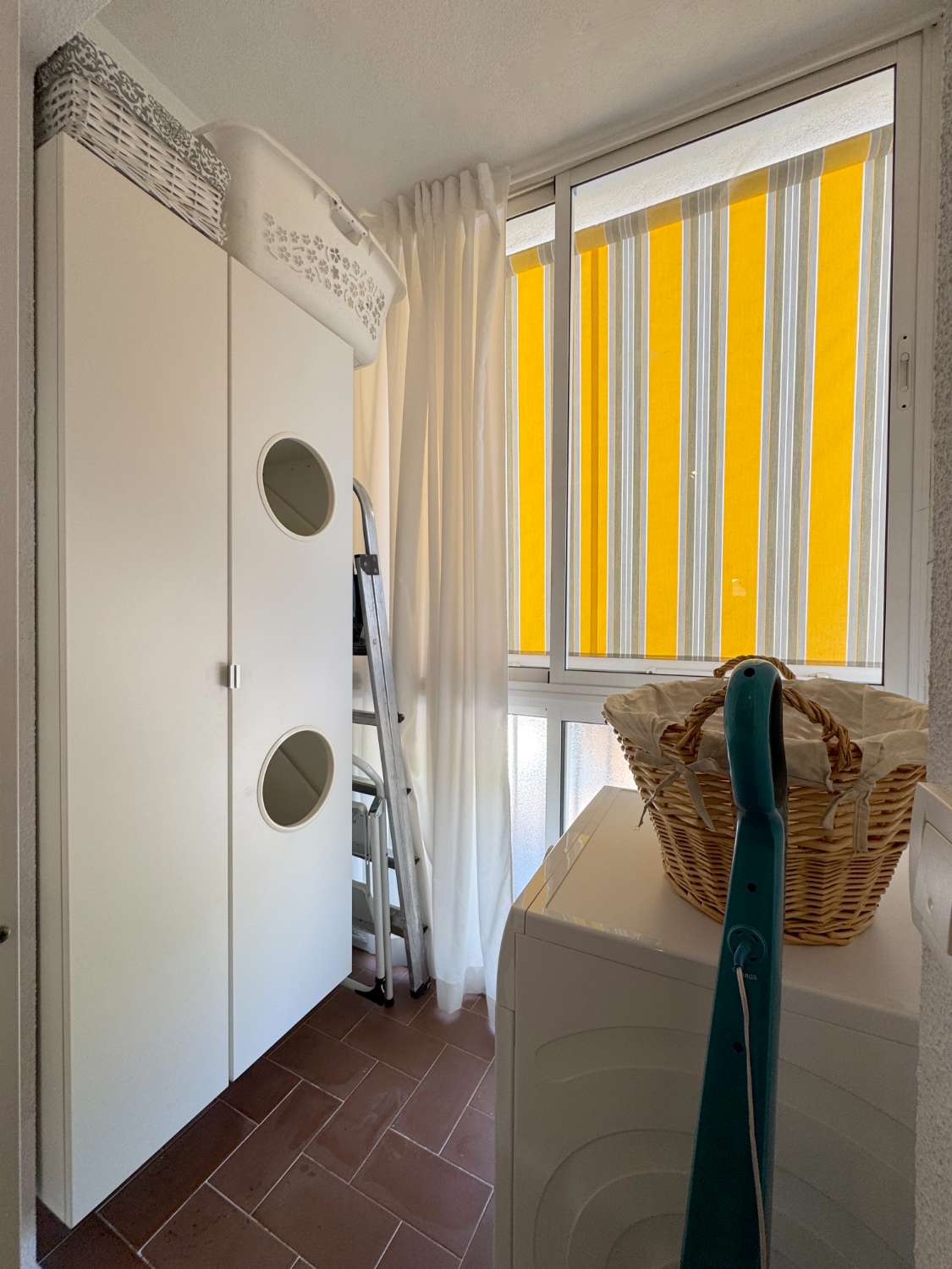 Impecable chalet adosado con gran terraza, sótano, 2 plazas de garaje y 2 piscinas comunitarias.