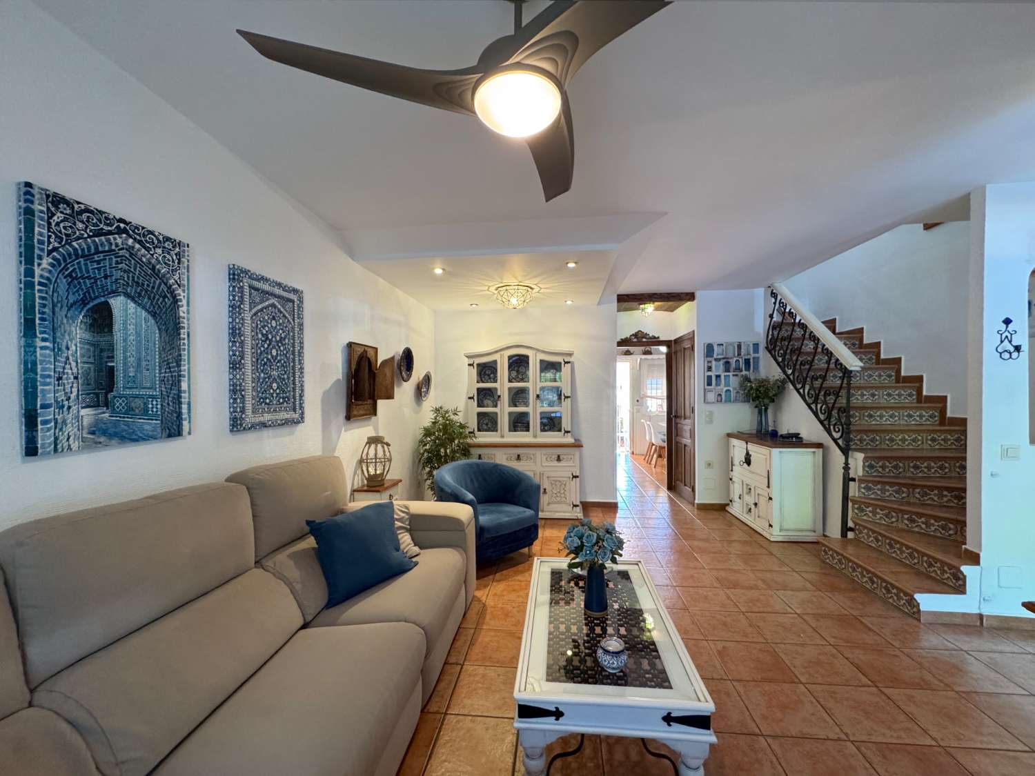 Impecable chalet adosado con gran terraza, sótano, 2 plazas de garaje y 2 piscinas comunitarias.