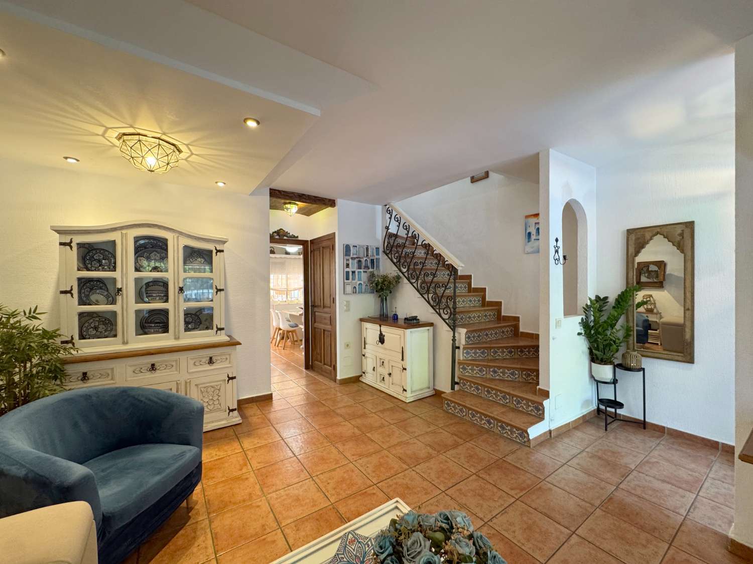 Impecable chalet adosado con gran terraza, sótano, 2 plazas de garaje y 2 piscinas comunitarias.