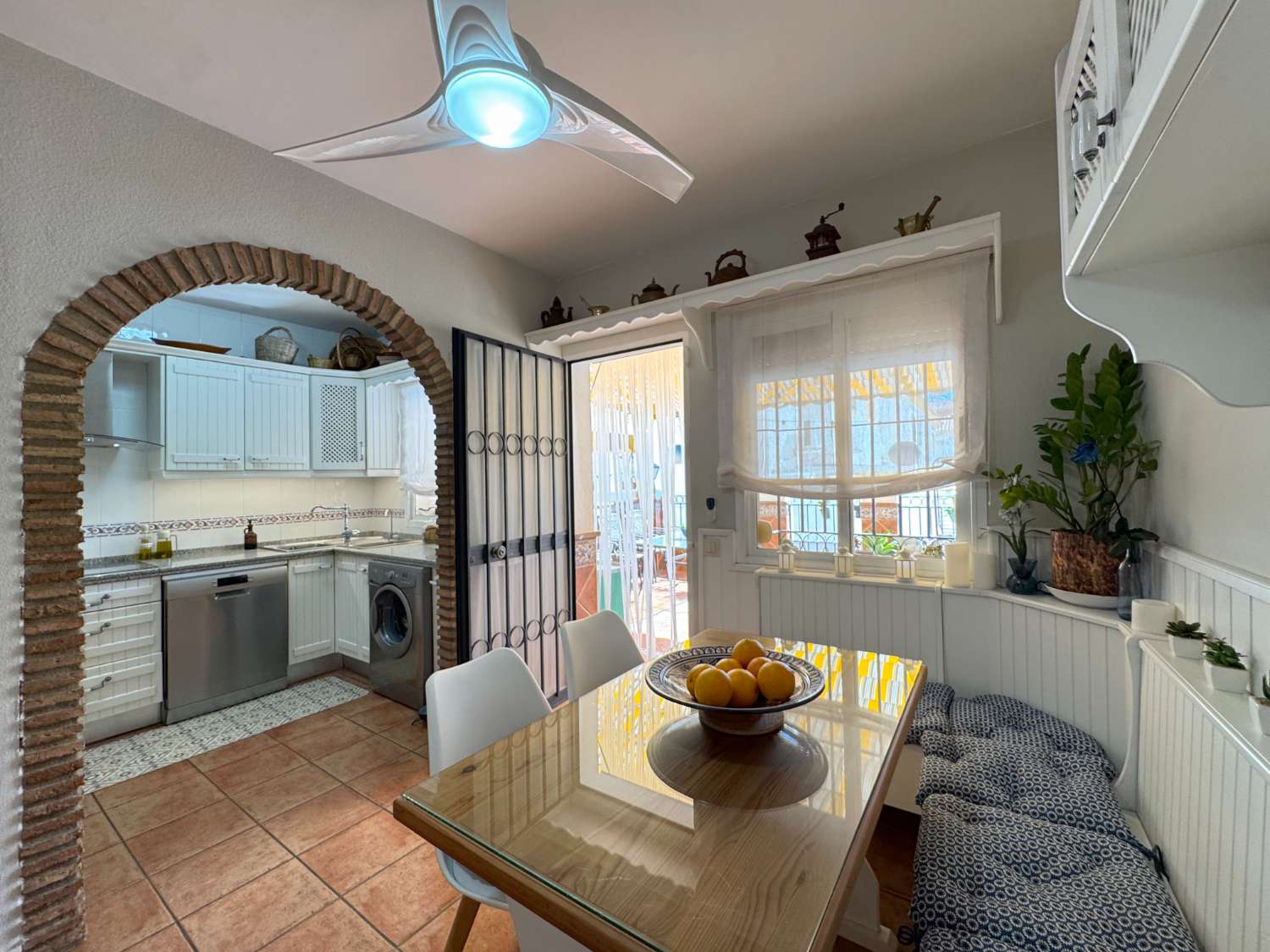 Impecable chalet adosado con gran terraza, sótano, 2 plazas de garaje y 2 piscinas comunitarias.