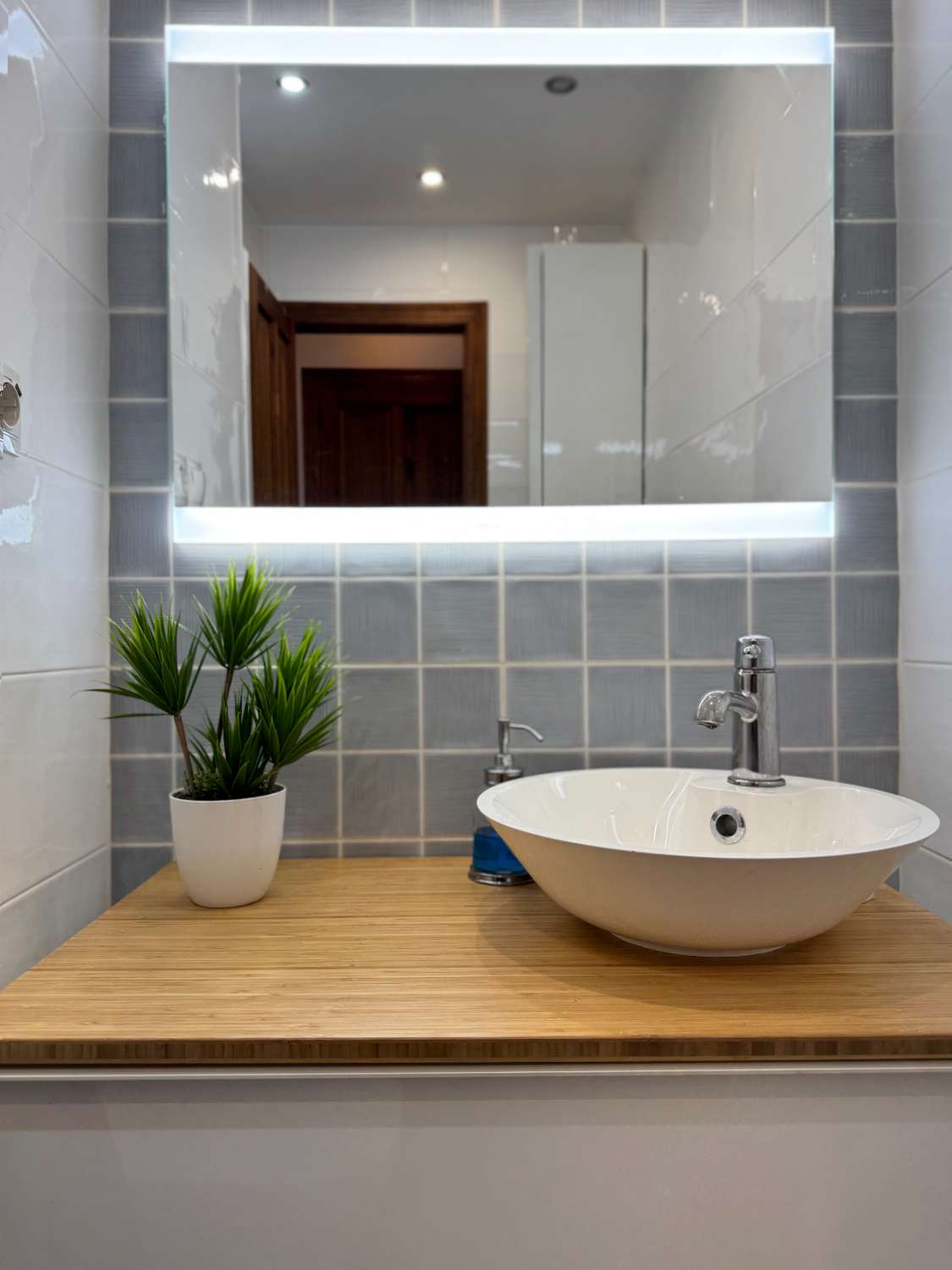 Impecable chalet adosado con gran terraza, sótano, 2 plazas de garaje y 2 piscinas comunitarias.