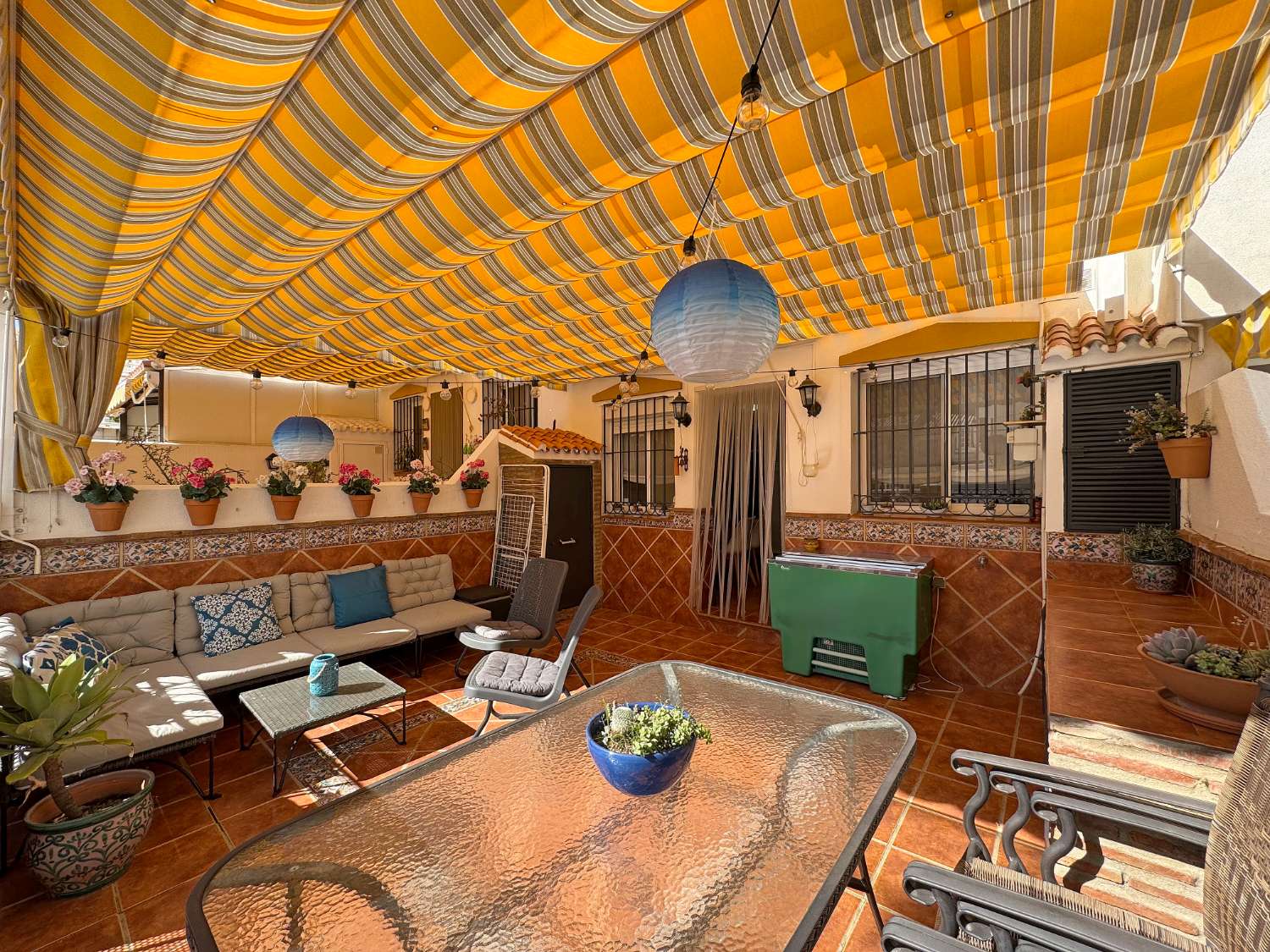 Impecable chalet adosado con gran terraza, sótano, 2 plazas de garaje y 2 piscinas comunitarias.