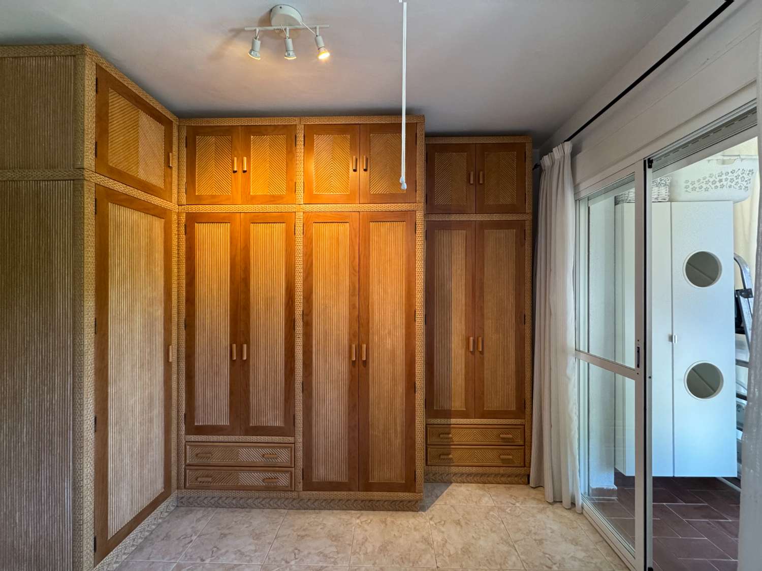 Impecable chalet adosado con gran terraza, sótano, 2 plazas de garaje y 2 piscinas comunitarias.