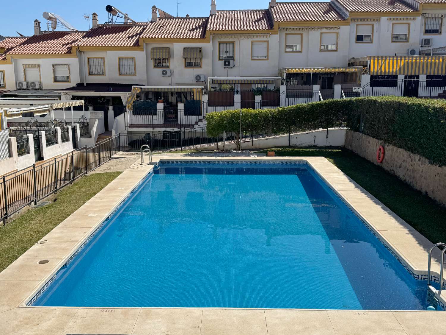 Impecable chalet adosado con gran terraza, sótano, 2 plazas de garaje y 2 piscinas comunitarias.