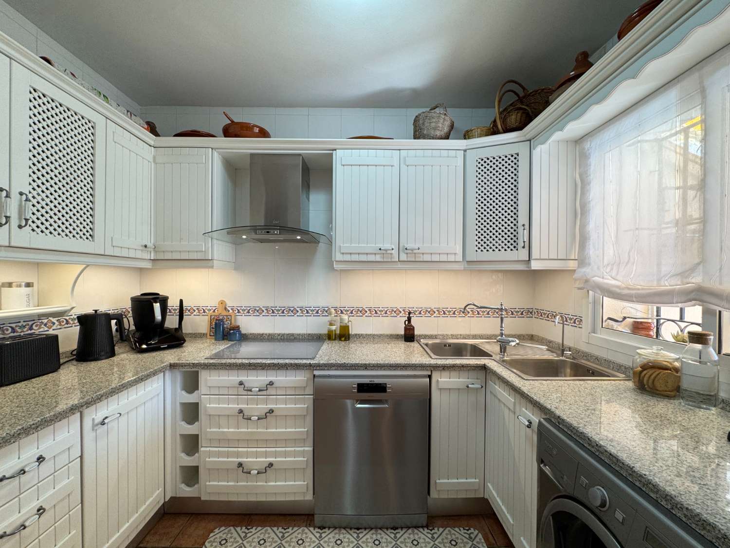 Impecable chalet adosado con gran terraza, sótano, 2 plazas de garaje y 2 piscinas comunitarias.