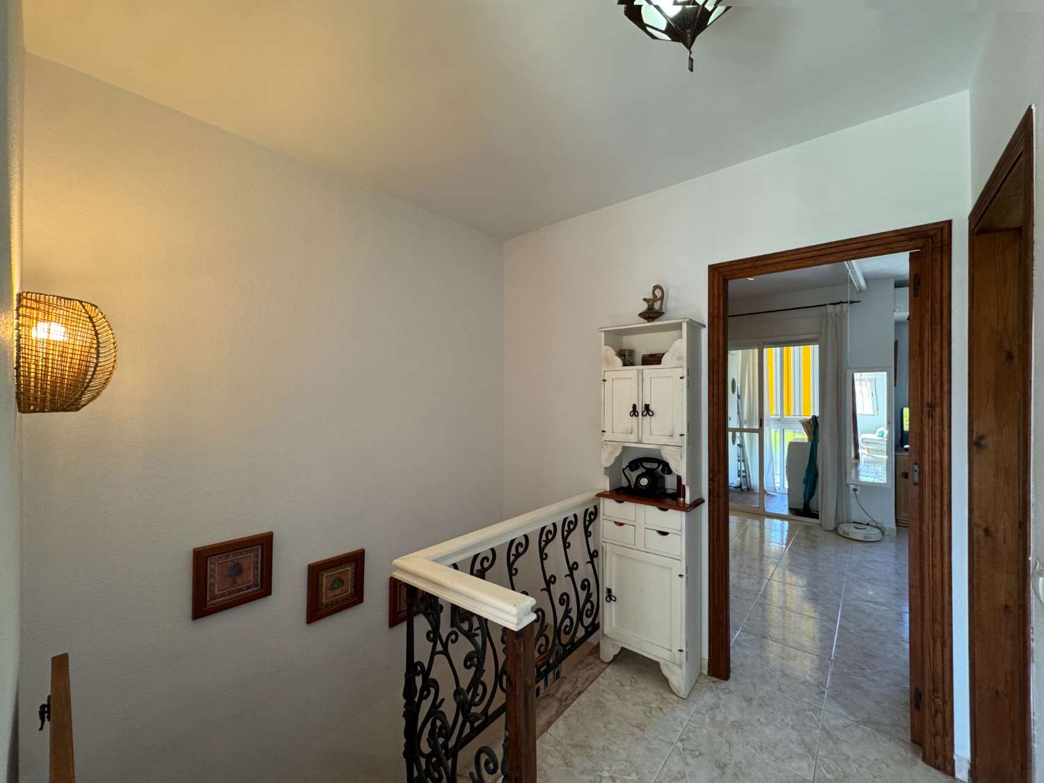 Impecable chalet adosado con gran terraza, sótano, 2 plazas de garaje y 2 piscinas comunitarias.