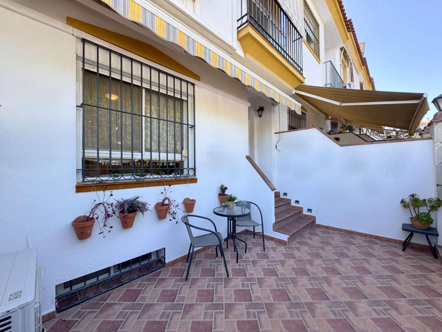 Impecable chalet adosado con gran terraza, sótano, 2 plazas de garaje y 2 piscinas comunitarias.
