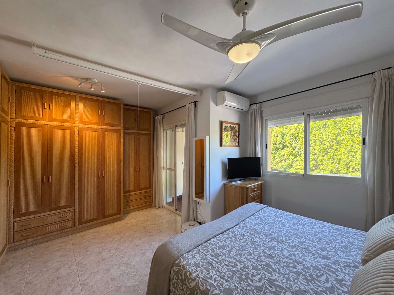 Impecable chalet adosado con gran terraza, sótano, 2 plazas de garaje y 2 piscinas comunitarias.