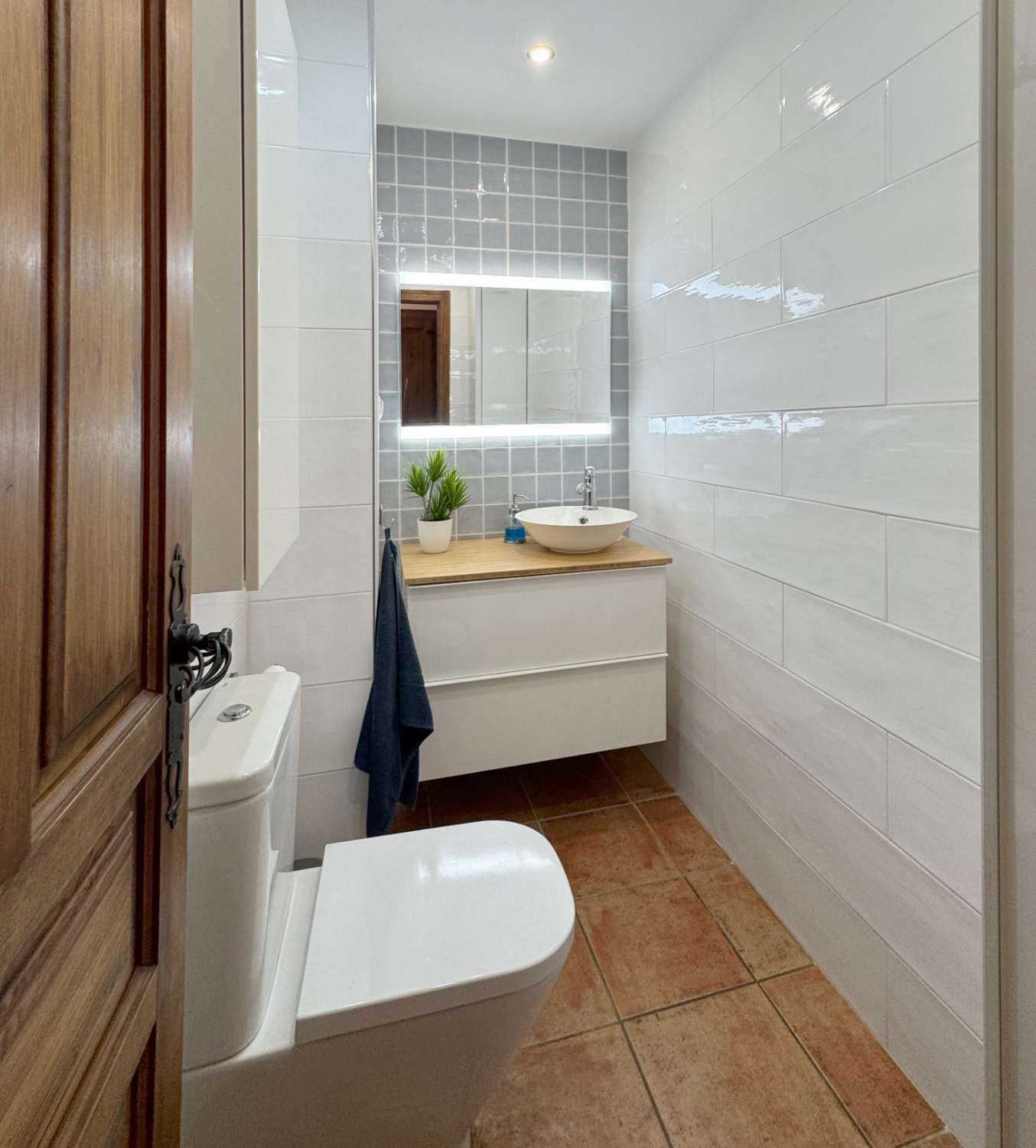 Impecable chalet adosado con gran terraza, sótano, 2 plazas de garaje y 2 piscinas comunitarias.