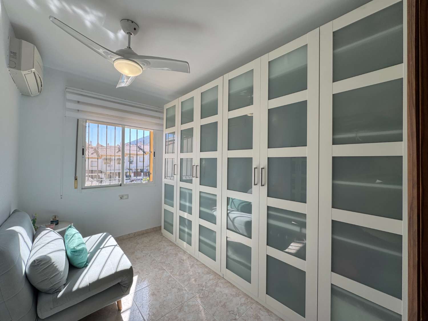 Impecable chalet adosado con gran terraza, sótano, 2 plazas de garaje y 2 piscinas comunitarias.