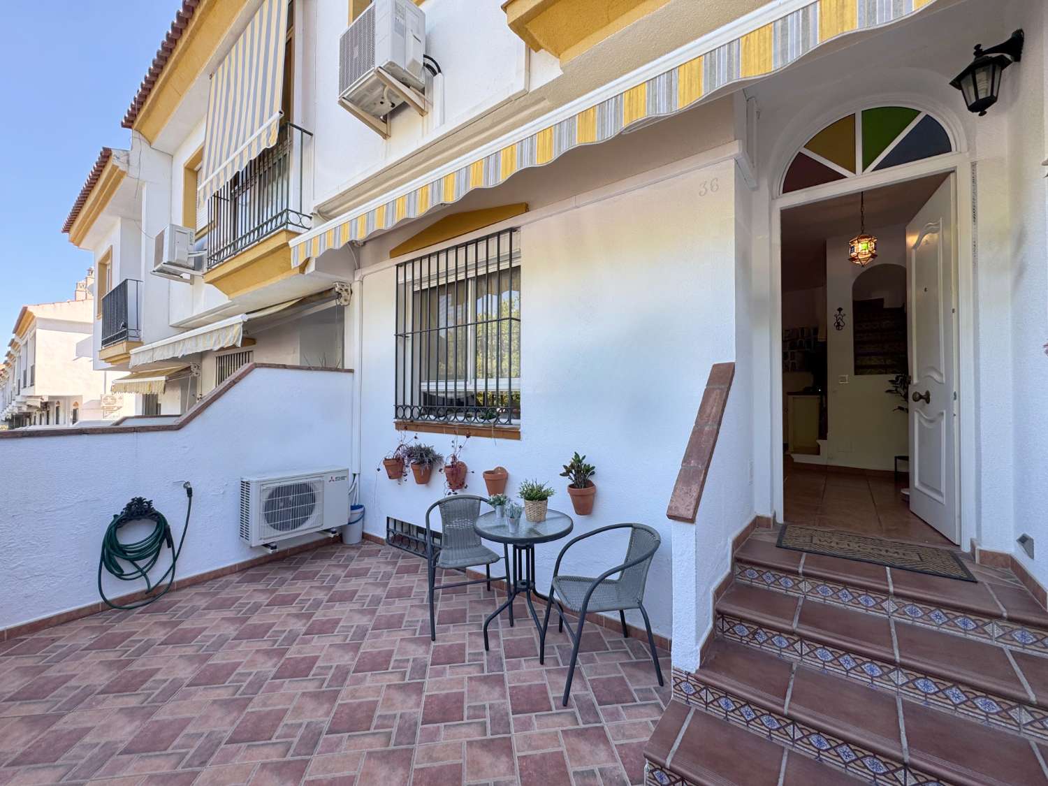 Impecable chalet adosado con gran terraza, sótano, 2 plazas de garaje y 2 piscinas comunitarias.