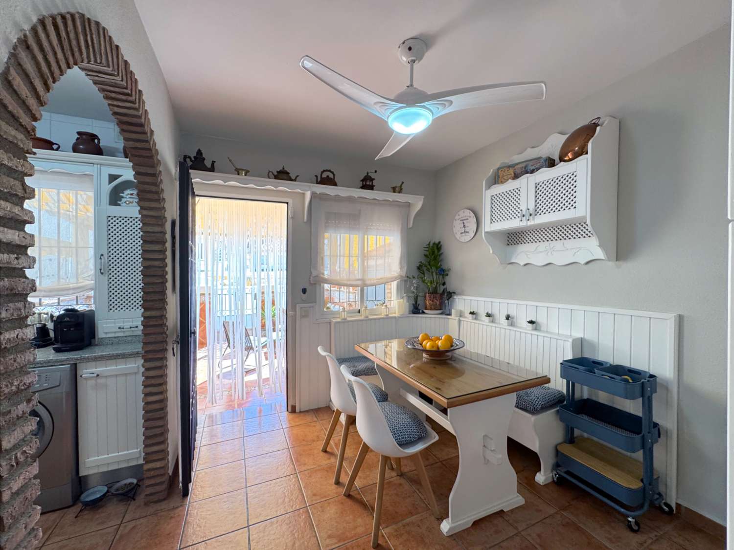 Impecable chalet adosado con gran terraza, sótano, 2 plazas de garaje y 2 piscinas comunitarias.