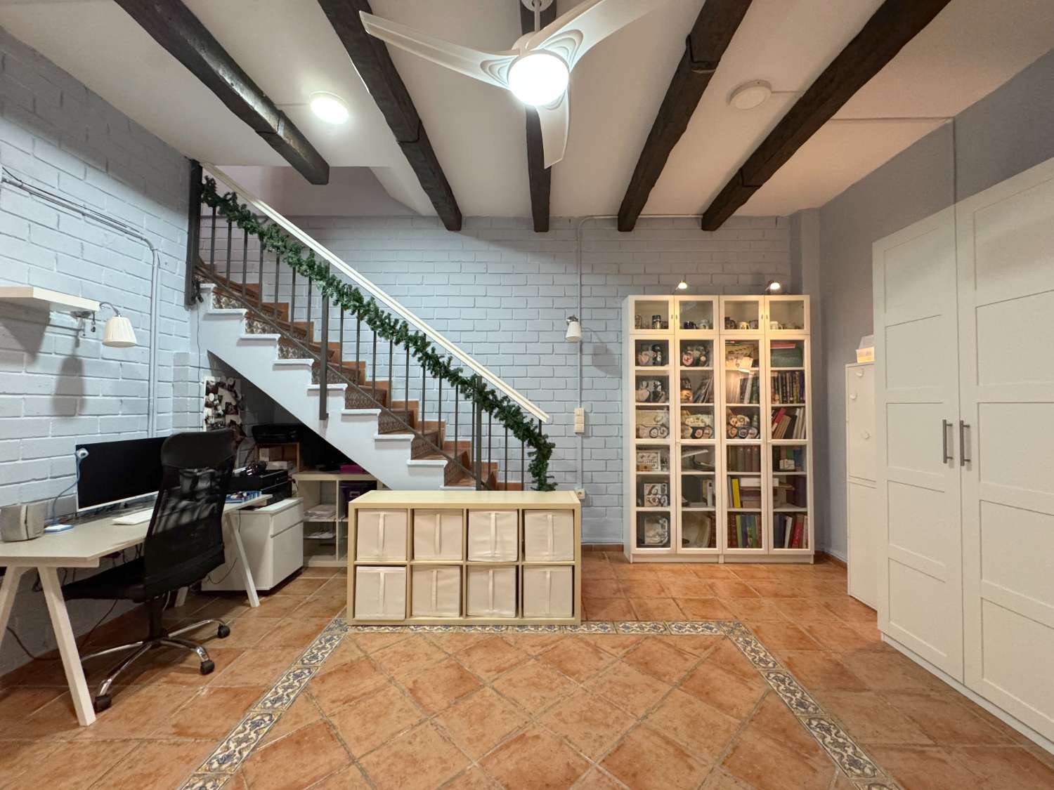 Impecable chalet adosado con gran terraza, sótano, 2 plazas de garaje y 2 piscinas comunitarias.