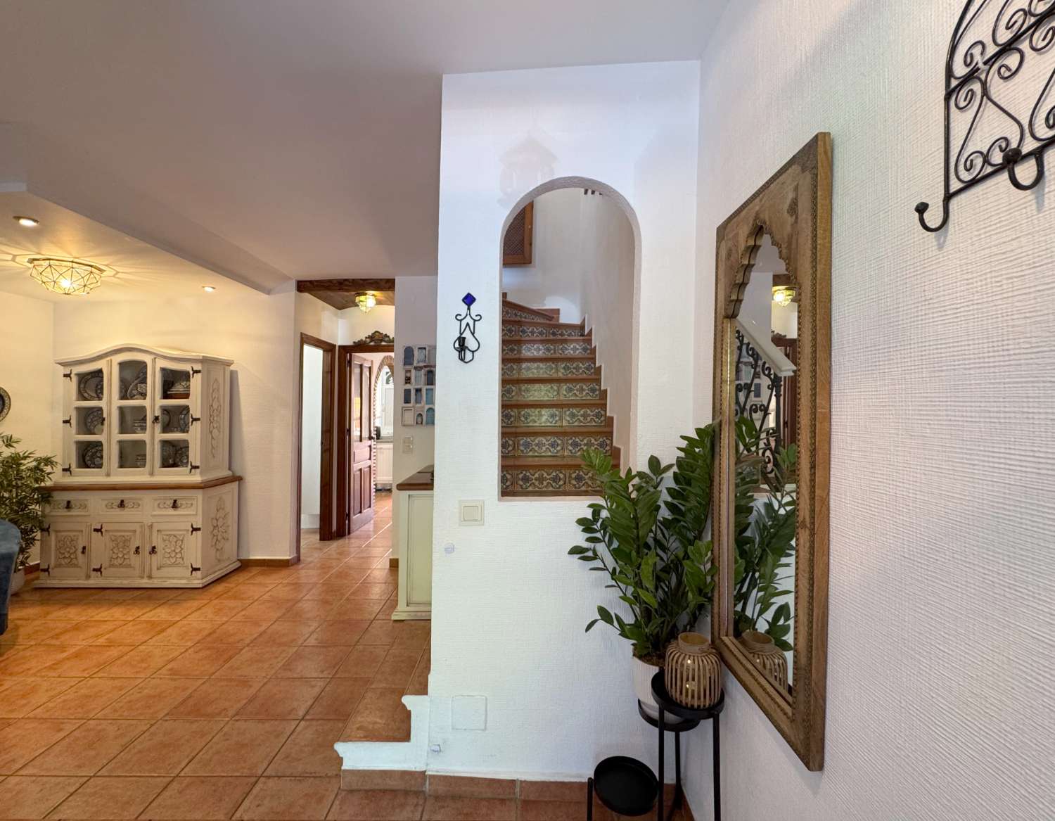 Impecable chalet adosado con gran terraza, sótano, 2 plazas de garaje y 2 piscinas comunitarias.