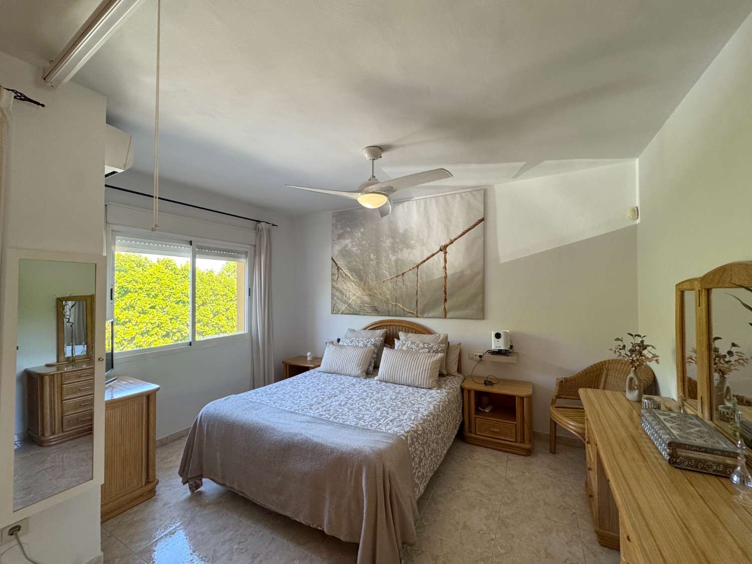 Impecable chalet adosado con gran terraza, sótano, 2 plazas de garaje y 2 piscinas comunitarias.