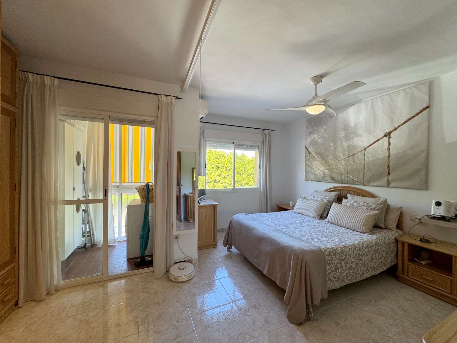 Impecable chalet adosado con gran terraza, sótano, 2 plazas de garaje y 2 piscinas comunitarias.