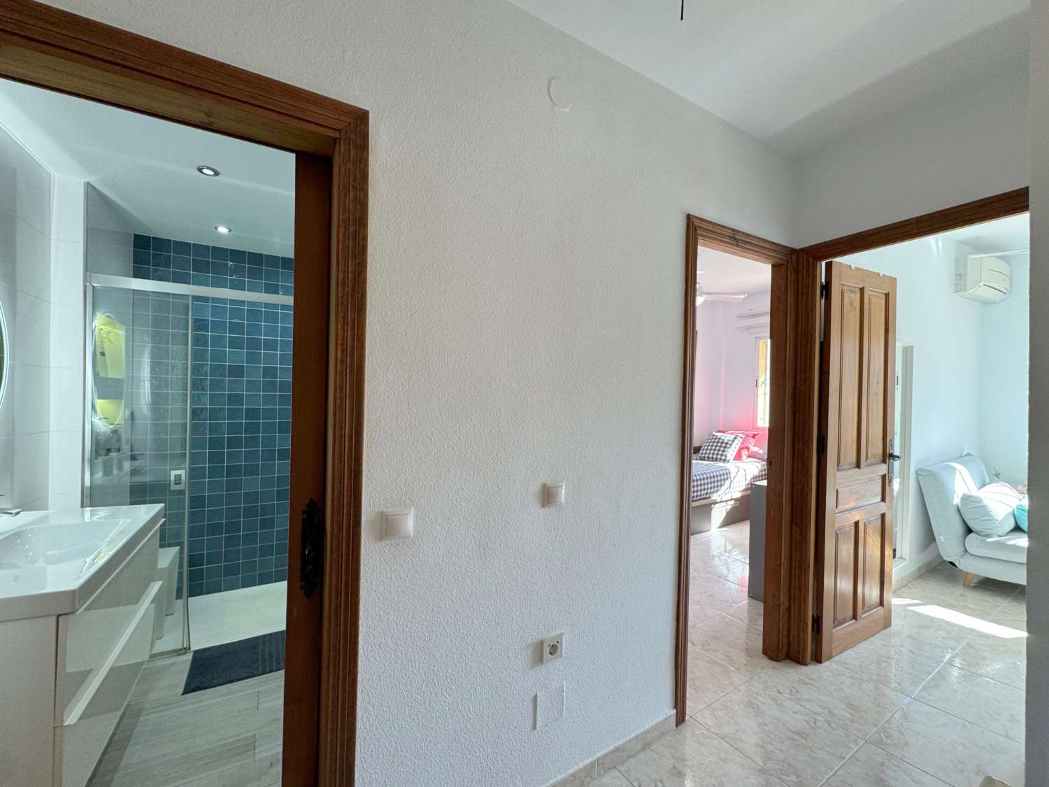 Impecable chalet adosado con gran terraza, sótano, 2 plazas de garaje y 2 piscinas comunitarias.