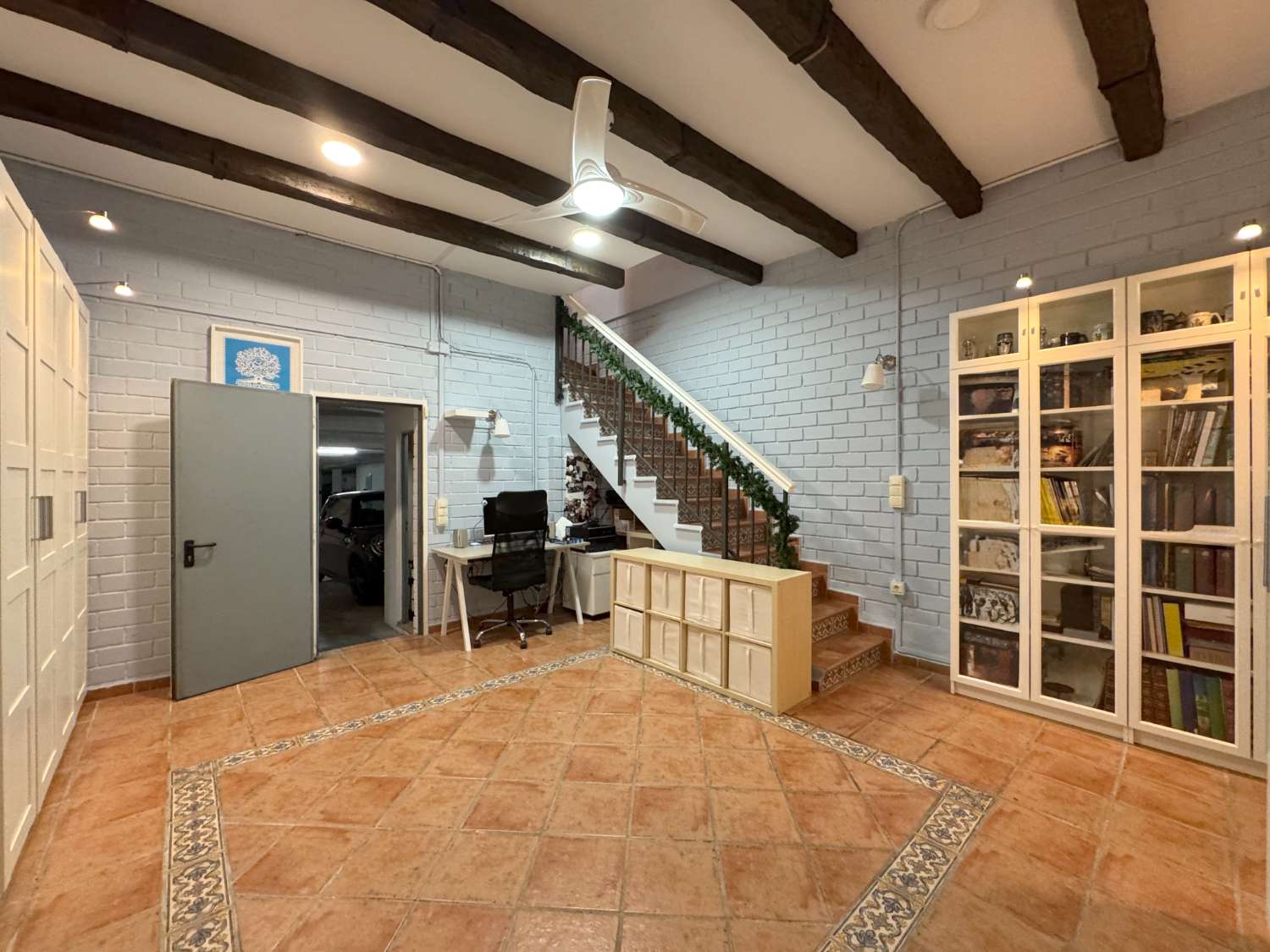 Impecable chalet adosado con gran terraza, sótano, 2 plazas de garaje y 2 piscinas comunitarias.