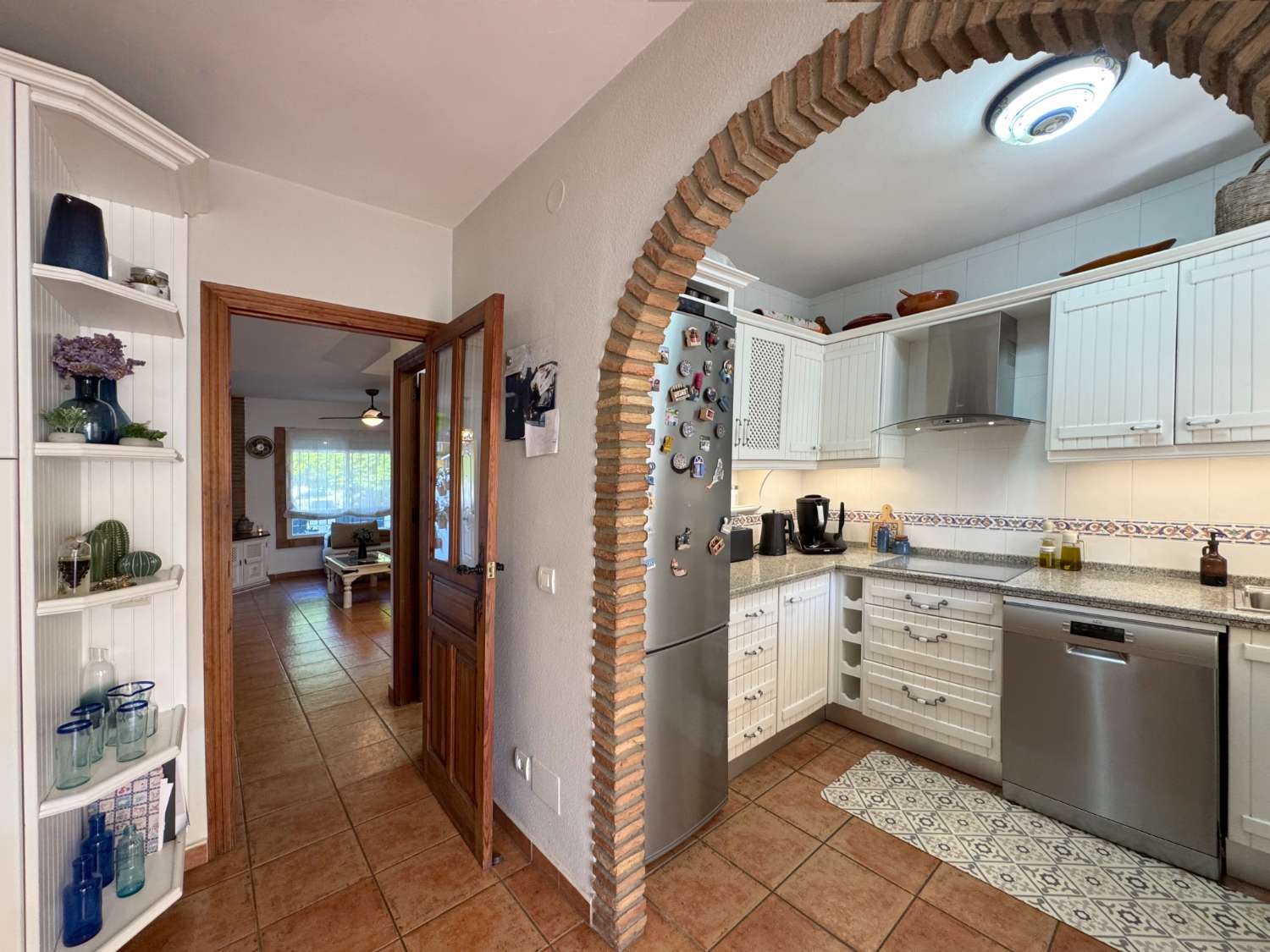 Impecable chalet adosado con gran terraza, sótano, 2 plazas de garaje y 2 piscinas comunitarias.