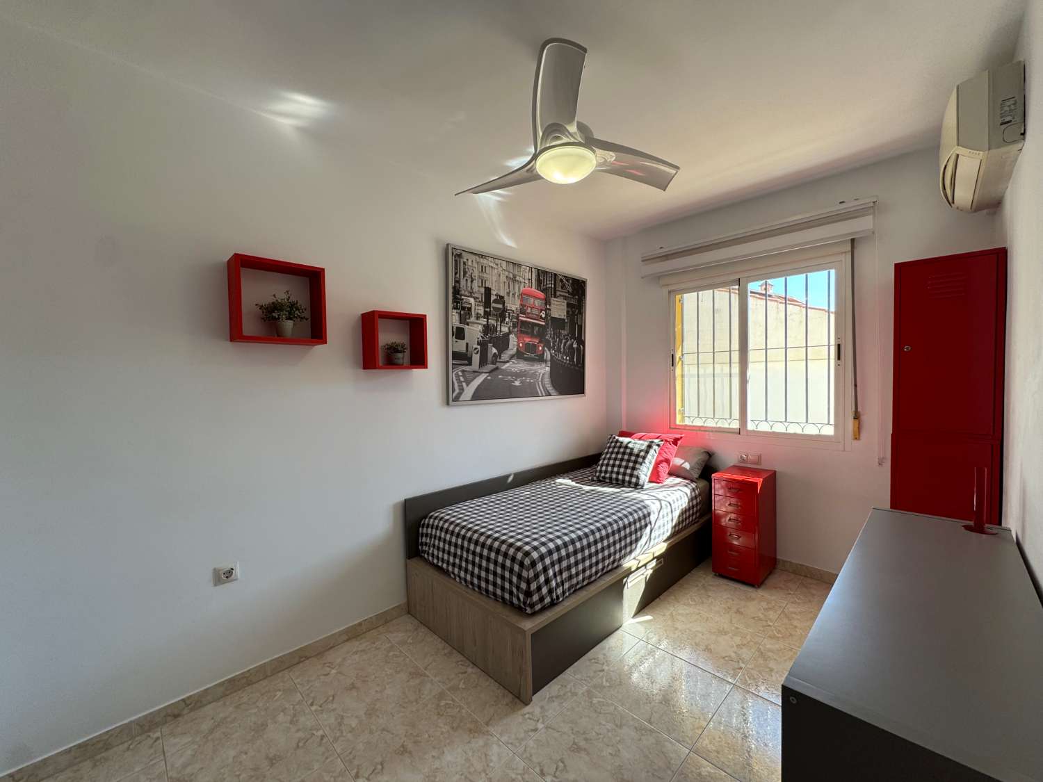 Impecable chalet adosado con gran terraza, sótano, 2 plazas de garaje y 2 piscinas comunitarias.