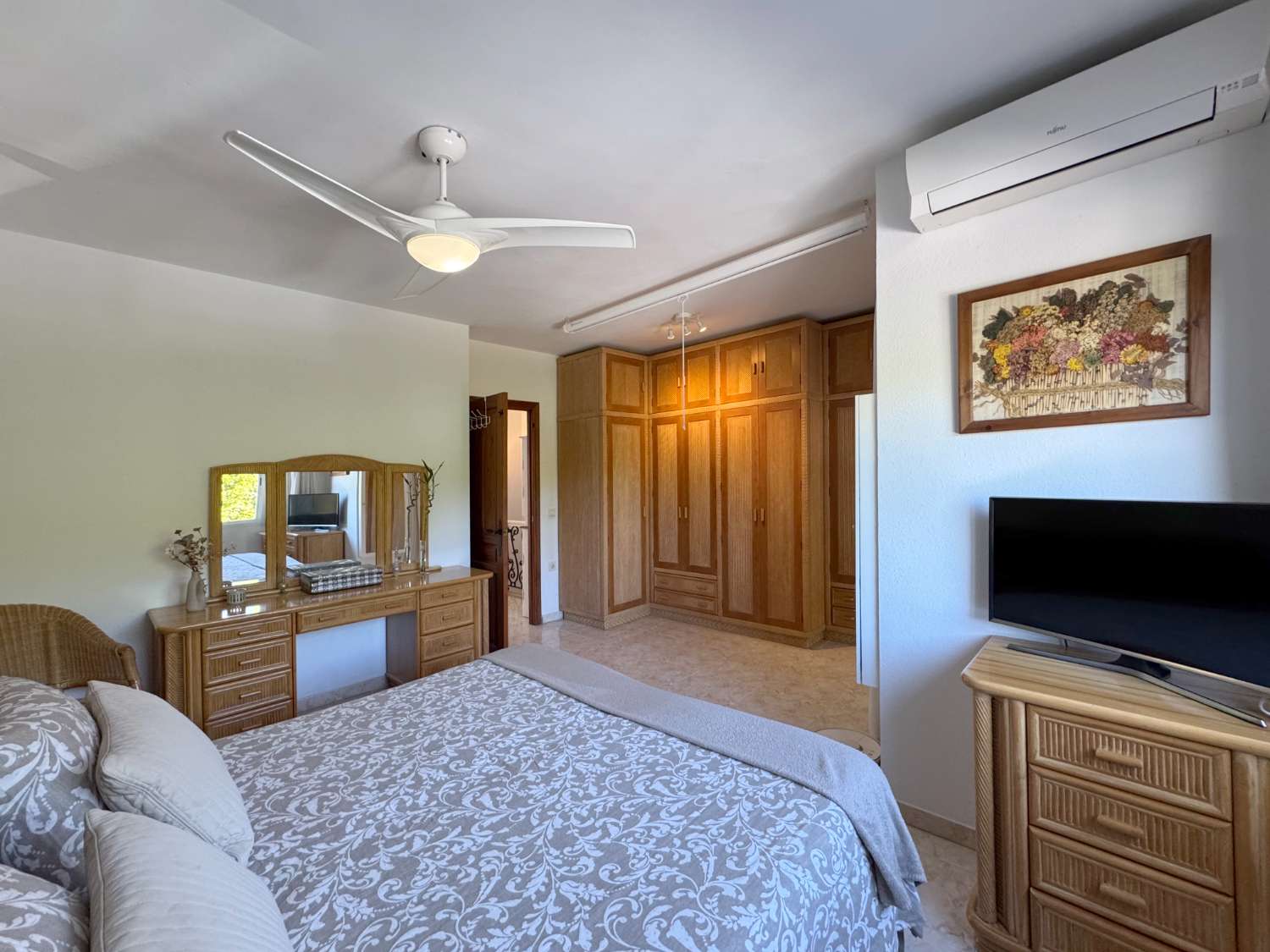 Impecable chalet adosado con gran terraza, sótano, 2 plazas de garaje y 2 piscinas comunitarias.