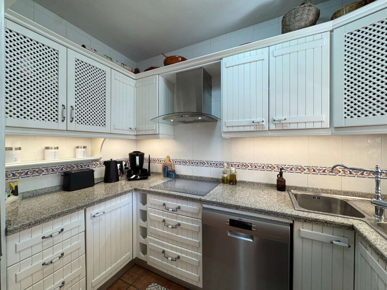 Impecable chalet adosado con gran terraza, sótano, 2 plazas de garaje y 2 piscinas comunitarias.