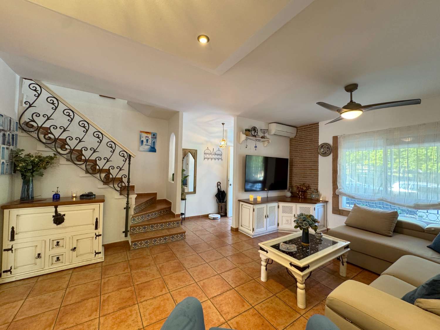 Impecable chalet adosado con gran terraza, sótano, 2 plazas de garaje y 2 piscinas comunitarias.