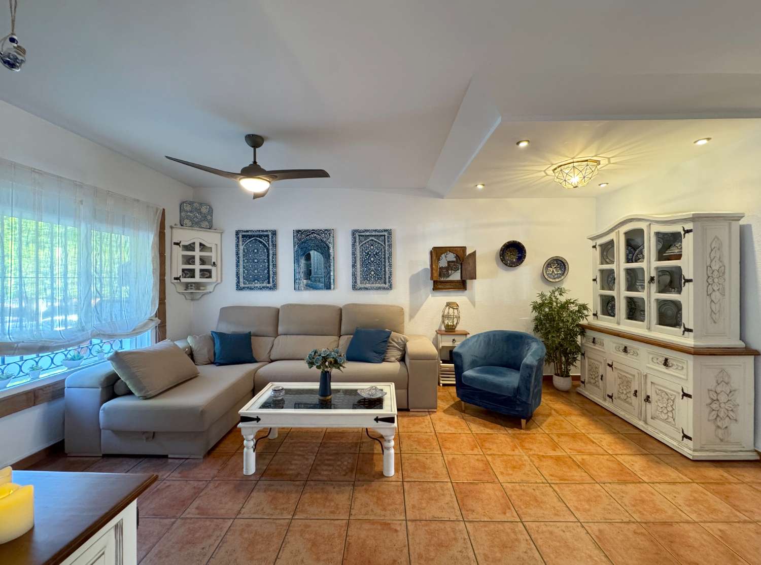 Impecable chalet adosado con gran terraza, sótano, 2 plazas de garaje y 2 piscinas comunitarias.