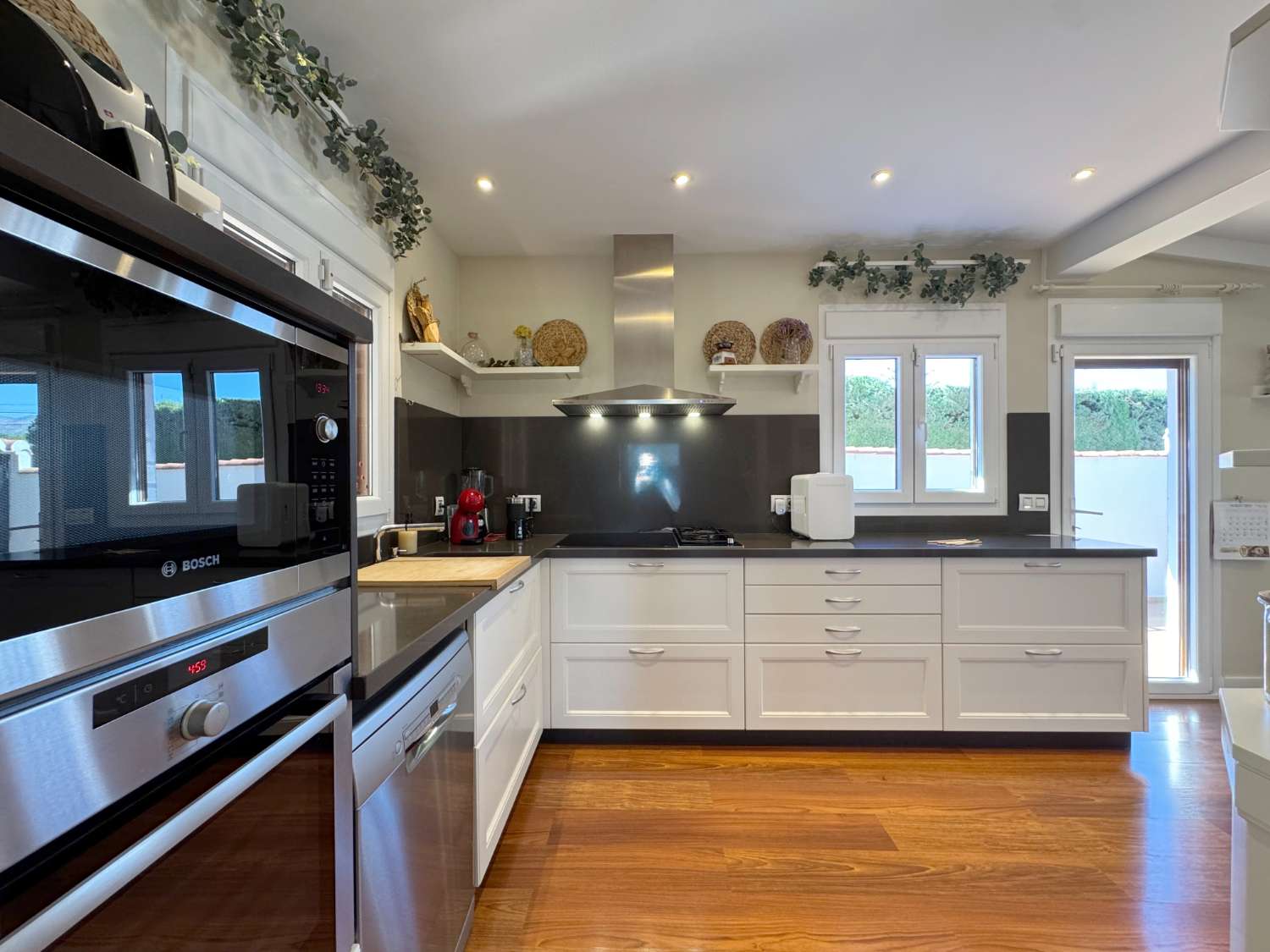 Villa renovada 100% en una sola planta, privacida, vistas e inmejorable ubicación.