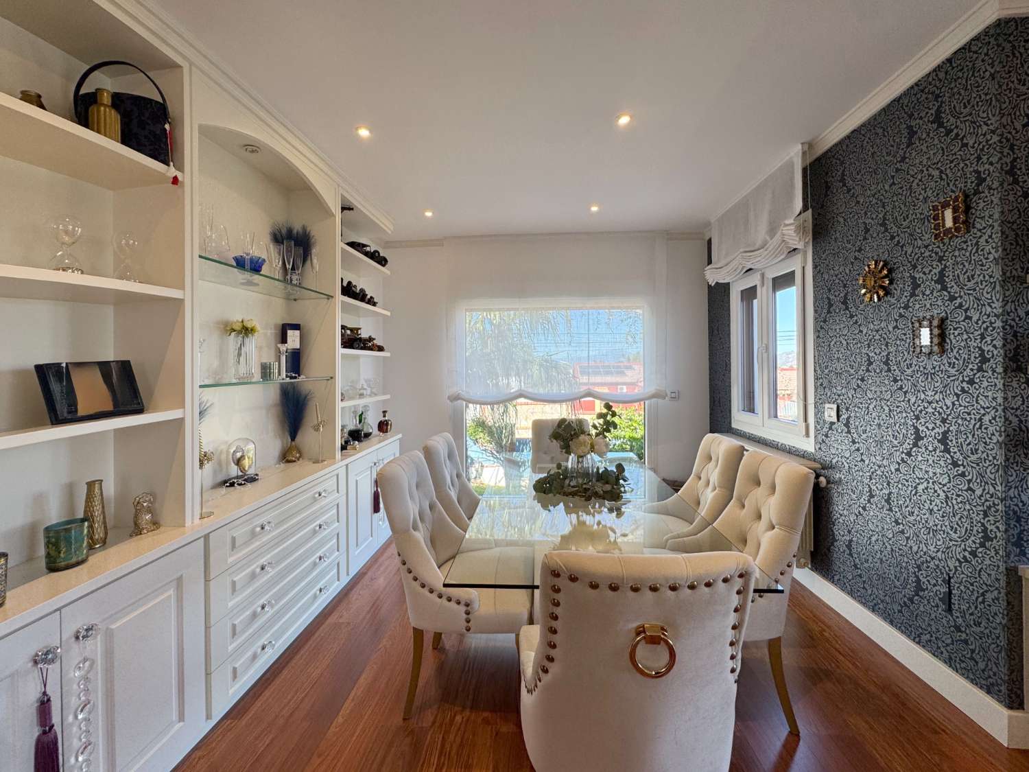 Villa renovada 100% en una sola planta, privacida, vistas e inmejorable ubicación.