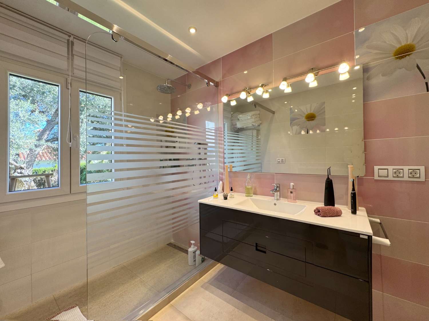 Villa renovada 100% en una sola planta, privacida, vistas e inmejorable ubicación.