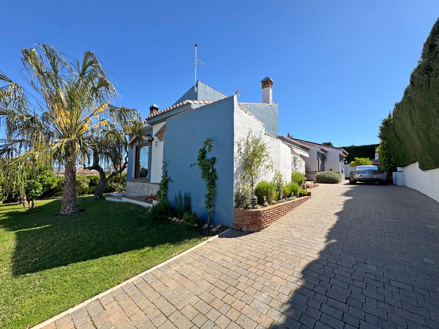 Villa renovada 100% en una sola planta, privacida, vistas e inmejorable ubicación.