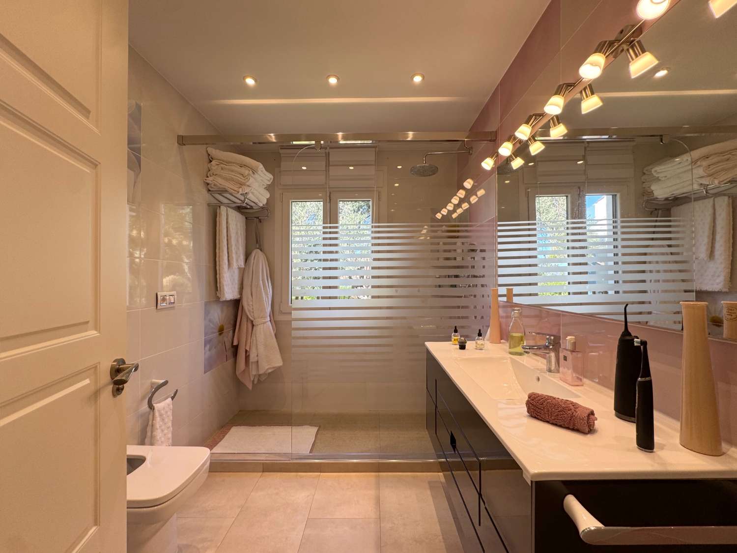 Villa renovada 100% en una sola planta, privacida, vistas e inmejorable ubicación.