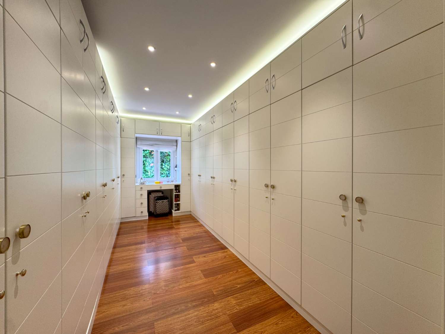 Villa renovada 100% en una sola planta, privacida, vistas e inmejorable ubicación.