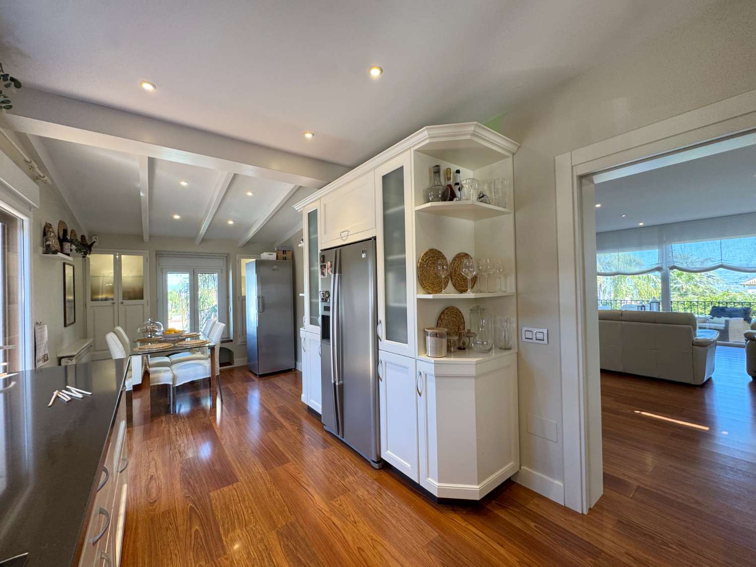 Villa renovada 100% en una sola planta, privacida, vistas e inmejorable ubicación.